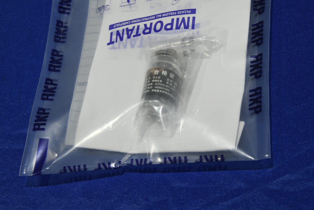警方展示證物,包括打火石。楊偉亨攝 警方展示證物,包括打火石。楊偉亨攝