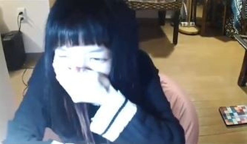 數分鐘後，面有難色的摀著自己嘴巴。(網圖)