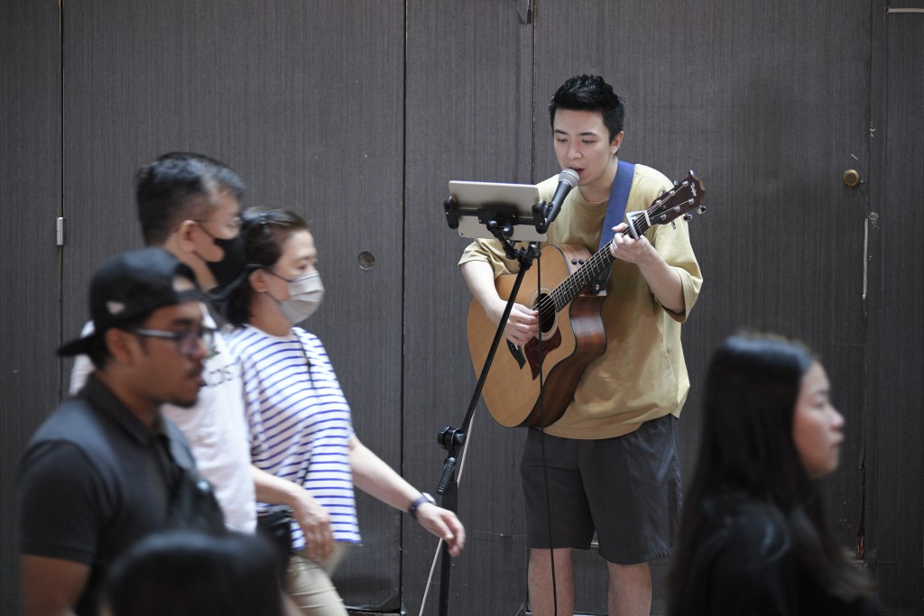 多位區議員認為香港需要相關文化特色振興旅遊，望當局考慮為busking引入發牌制度。