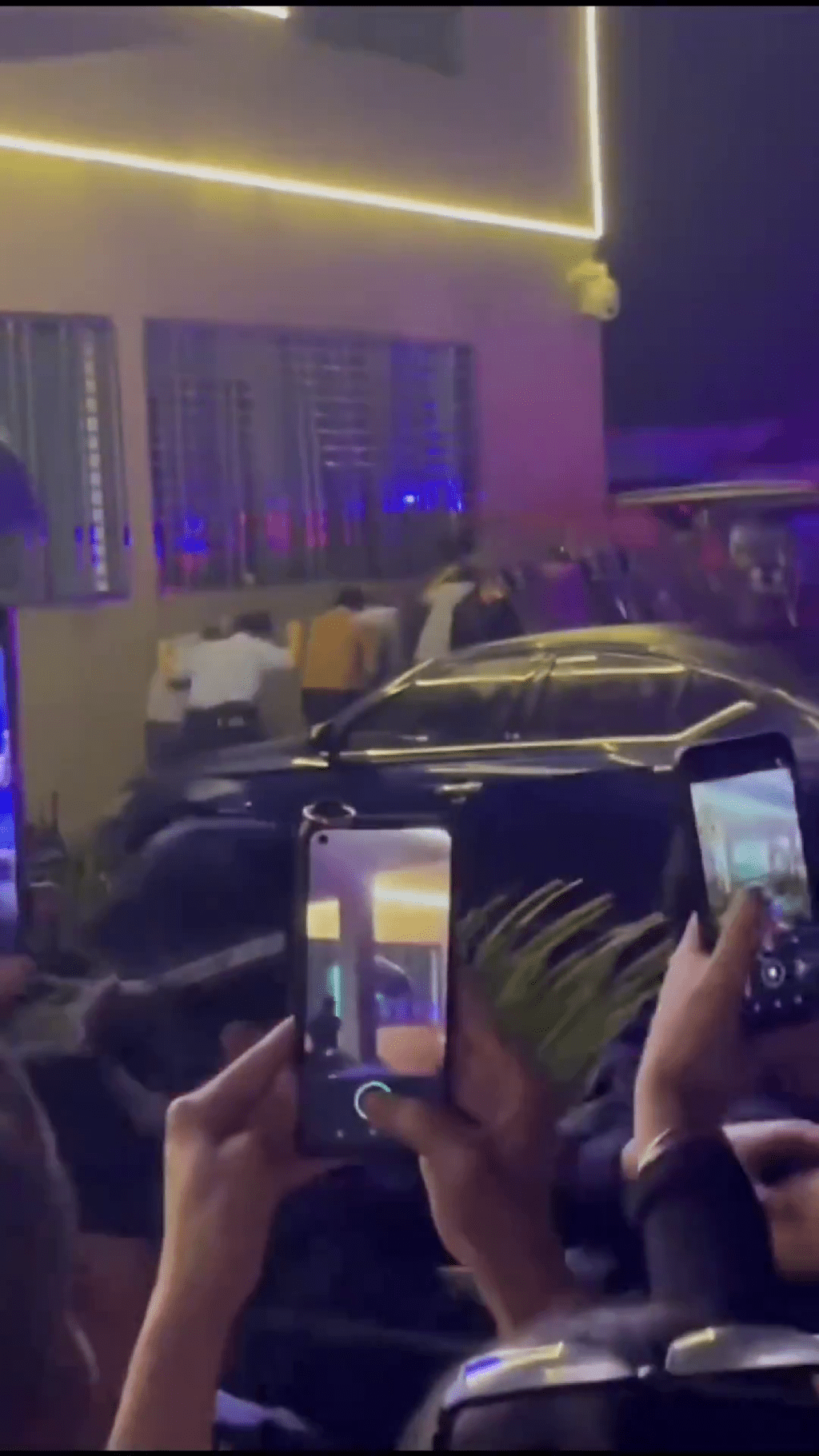 警方掩護公司人員狼狽撤離。 警方掩護公司人員狼狽撤離。