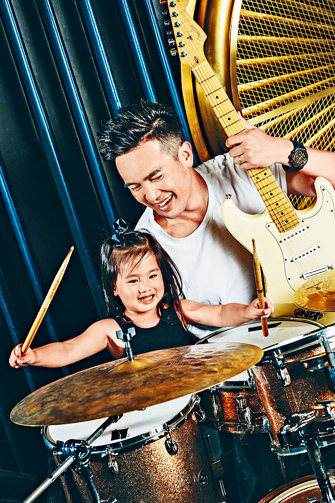 Tim帶埋寶貝女Tanya拍廣告，囡囡更打鼓盡現音樂天分。