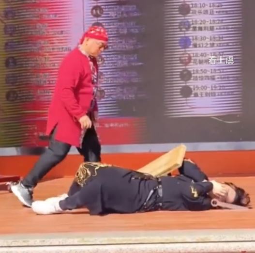 飛刀手失誤，鋼製飛刀擊中表演拍檔。