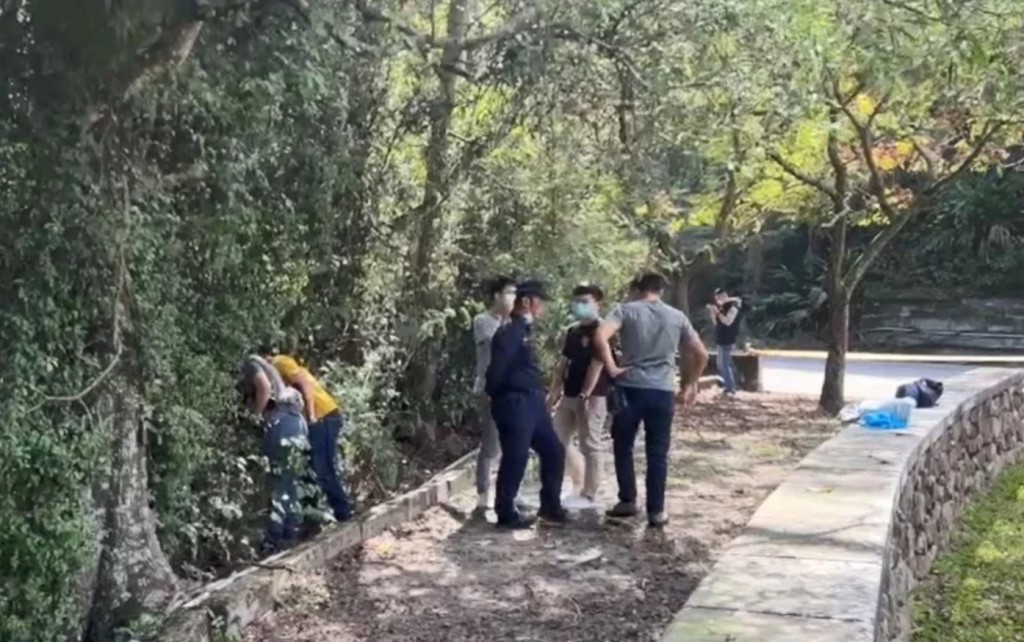 台灣警方人員在日月潭風景區一帶搜索死者。網上圖片