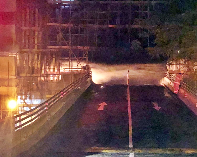 火警焚毀多輛車包括電單車。讀者提供