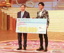 6.黃庭鋒 2017年由NOW轉到TVB的體育節目主持黃庭鋒，當年他在NOW工作時有一邊做主持一邊在學校擔任體育教師，因其中一名學生家長就是藝人陳芷菁，經她介紹下黃庭鋒於2016年加入TVB做體育主持，2017年他已經由部頭合約轉簽經理人合約，2018年在劇集《救妻同學會》擔任要角，直到2021年更成功入圍「飛躍進步男藝員」六強。