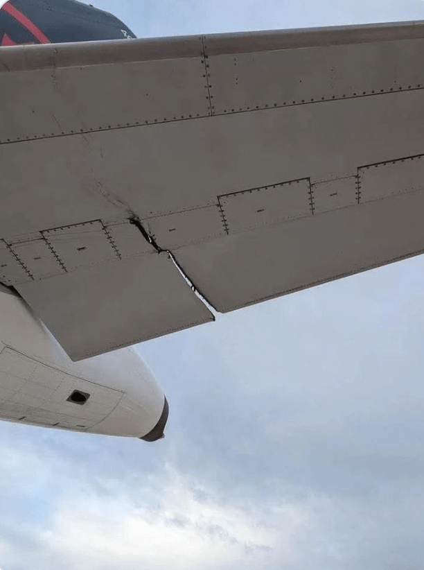 其中一輛加航客機的機翼受損。X@MyLordBebo 其中一輛加航客機的機翼受損。X@MyLordBebo