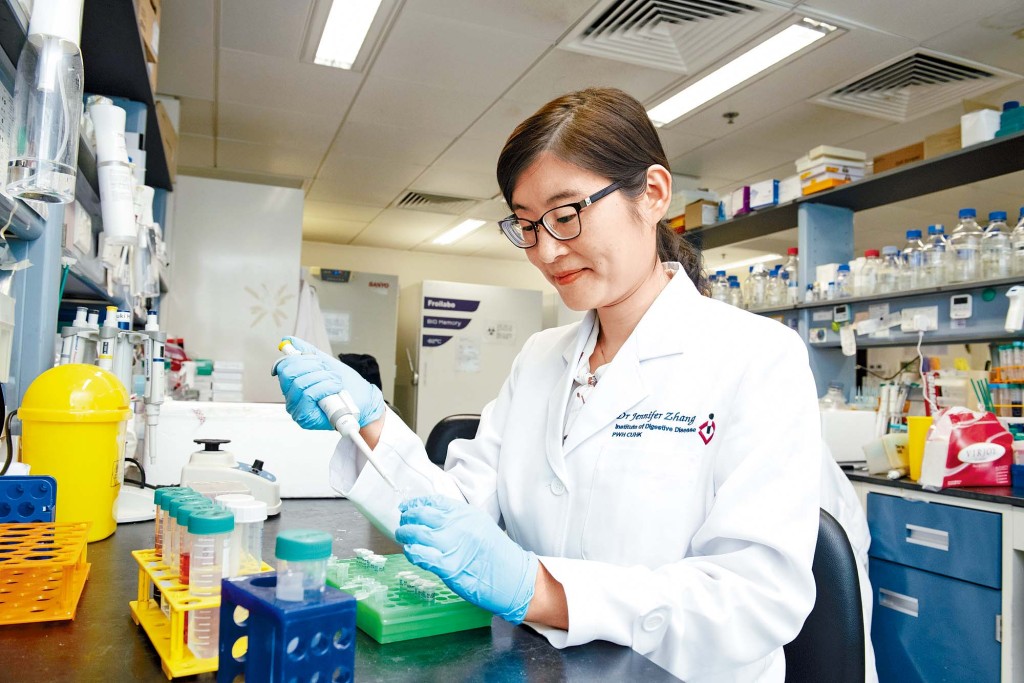 張翔助理教授受惠導師對腸道菌群與大腸癌的研究啟發，發現腸道菌群與脂肪肝的關聯。