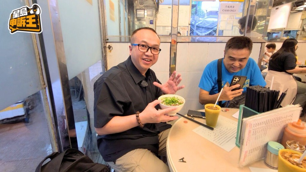 《星島申訴王》 科公子來到麵店,實測邊吃東西邊拍片會否被阻止,身旁的吳生同樣是來「挑機」。 《星島申訴王》 科公子來到麵店,實測邊吃東西邊拍片會否被阻止,身旁的吳生同樣是來「挑機」。
