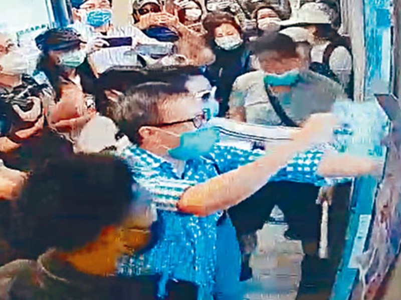 「搣时潘」与刘家衡助理当日与上月示威人士爆发冲突。资料图片