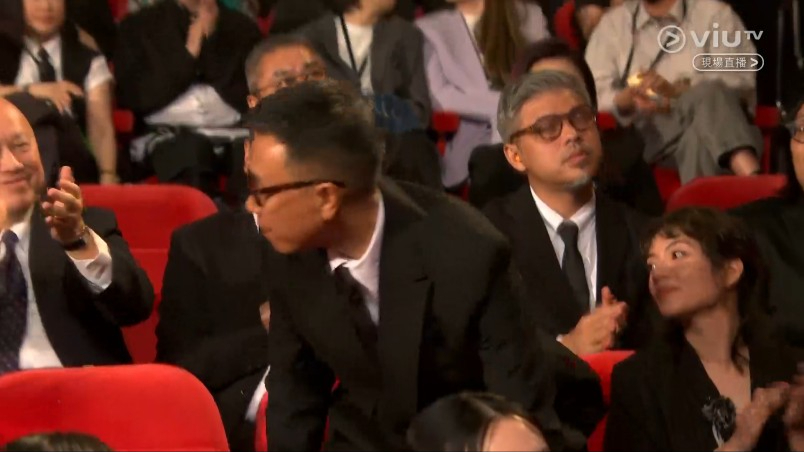 吴冰与柯炜林颁发最佳摄影奖，最终第42届香港电影金像奖最佳摄影奖由《金手指》潘耀明夺得。