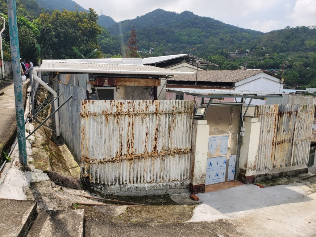 被捕男子位於沙田頭村的住所。