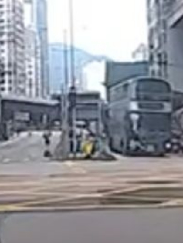 有車Cam片段拍攝到女途人被撞一刻。FB：Li ChunHang@車cam L（香港群組）