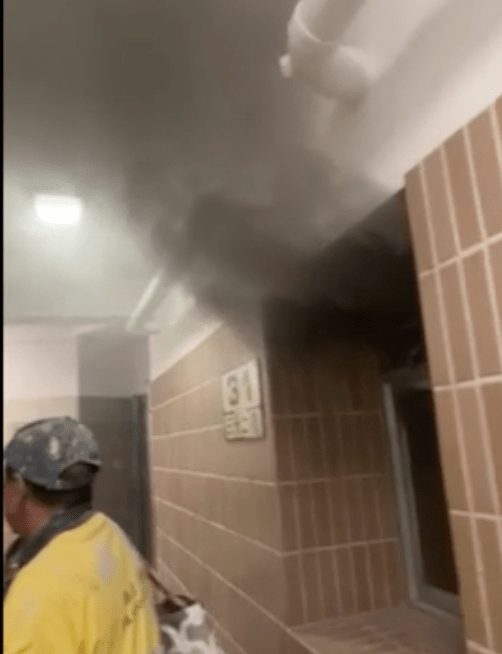 濃煙源源不絕從窗位急湧入走廊，愈來愈濃烈。