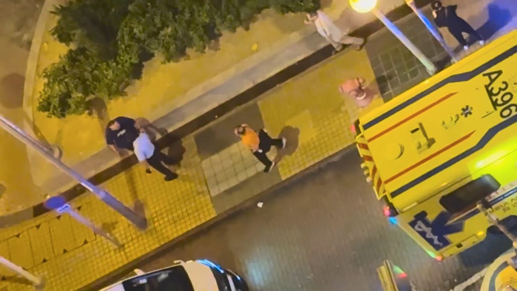 警員接報到場將二人分開。網上片段截圖 警員接報到場將二人分開。網上片段截圖