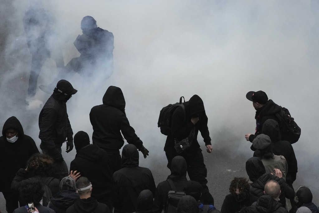 单是在巴黎，内政部指有接近12万人上街抗争。AP