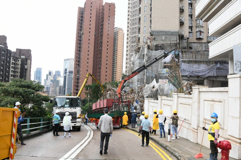 工人今早清理情況。楊偉亨攝