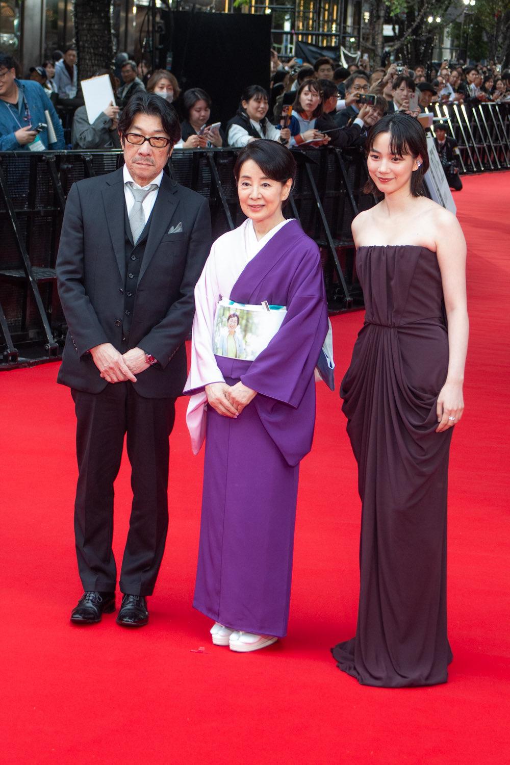 吉永小百合(中)與Non亮相開幕禮,吉永更獲頒終身成就獎。 吉永小百合(中)與Non亮相開幕禮,吉永更獲頒終身成就獎。