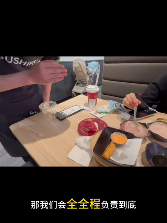 食客与店员交涉。