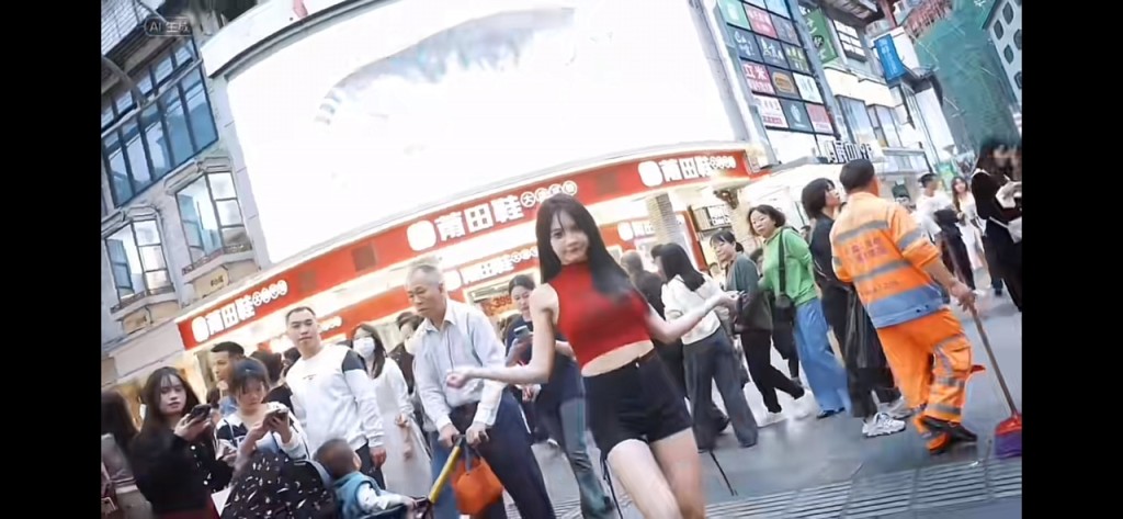 狂舞小荔枝是其中一位经常在东门步行街表演的百万网红。