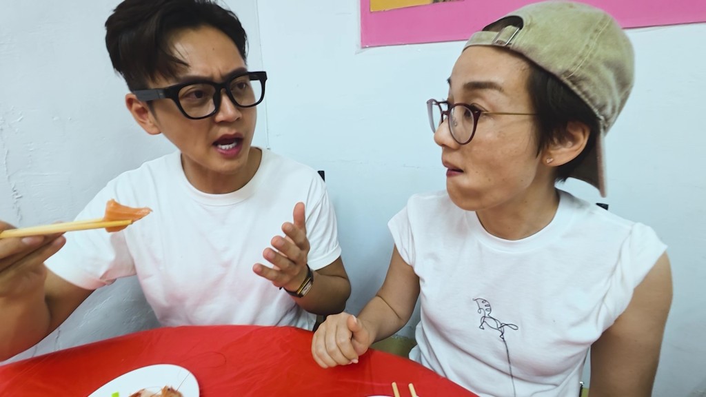 張振朗向江美儀投訴食物質素,形容味道不堪設想。 張振朗向江美儀投訴食物質素,形容味道不堪設想。