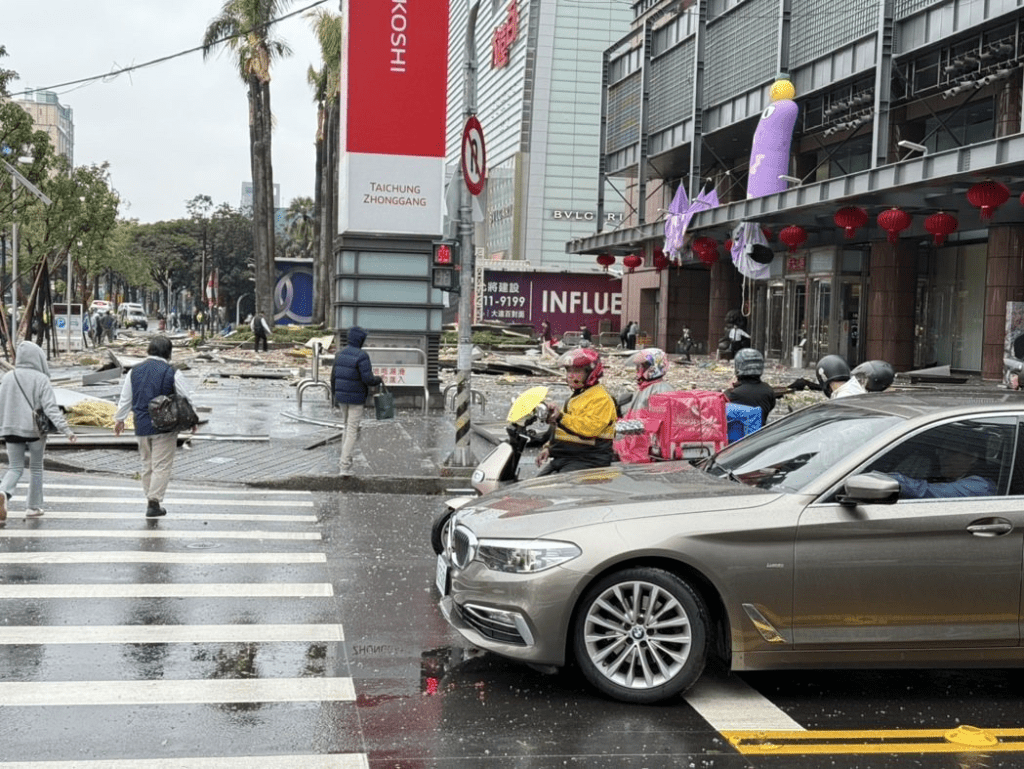 台中新光三越爆炸，有目擊者稱玻璃雨傾洩而下。 網圖