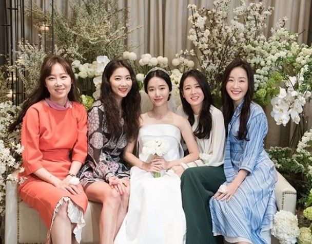 李貞賢當年結婚時,孫藝珍(右二)及孔孝真(左一)都有到賀。