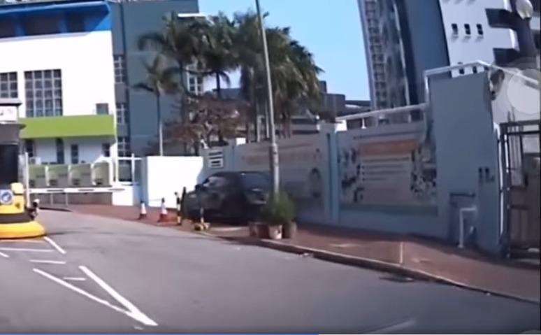 司机直铲上行人路后，再直驶越过停车场收费亭。(影片截图)