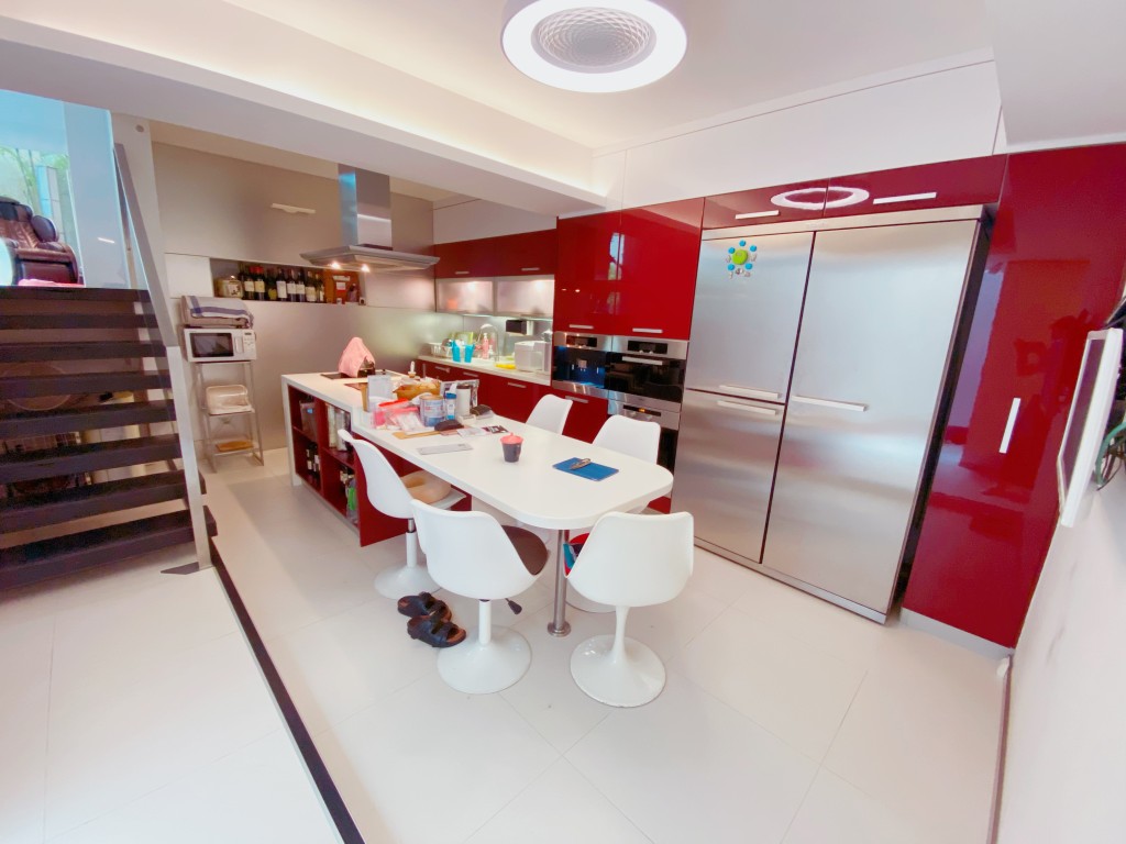 廚房採開放式設計，搭配上入牆廚電，有效擴闊空間。