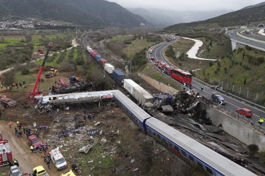 希腊列车相撞，出事客运列车头一节几乎折成90度。 美联社