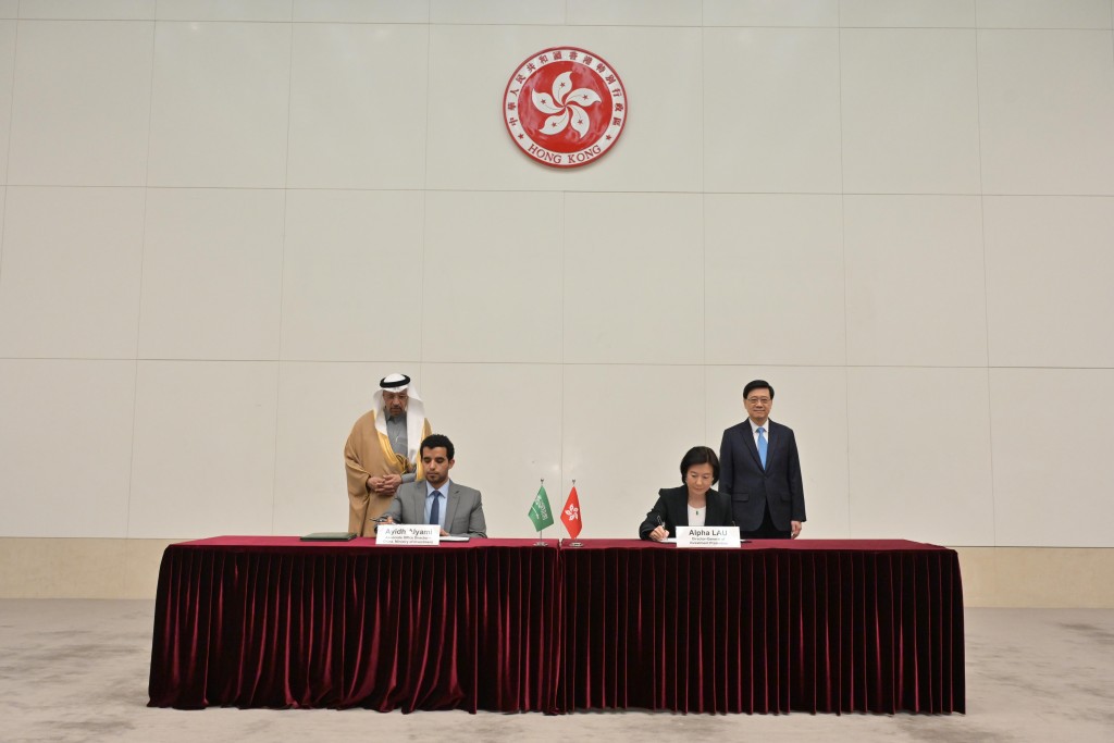 行政長官李家超和沙特阿拉伯投資大臣Khalid Al-Falih見證簽署備忘錄。