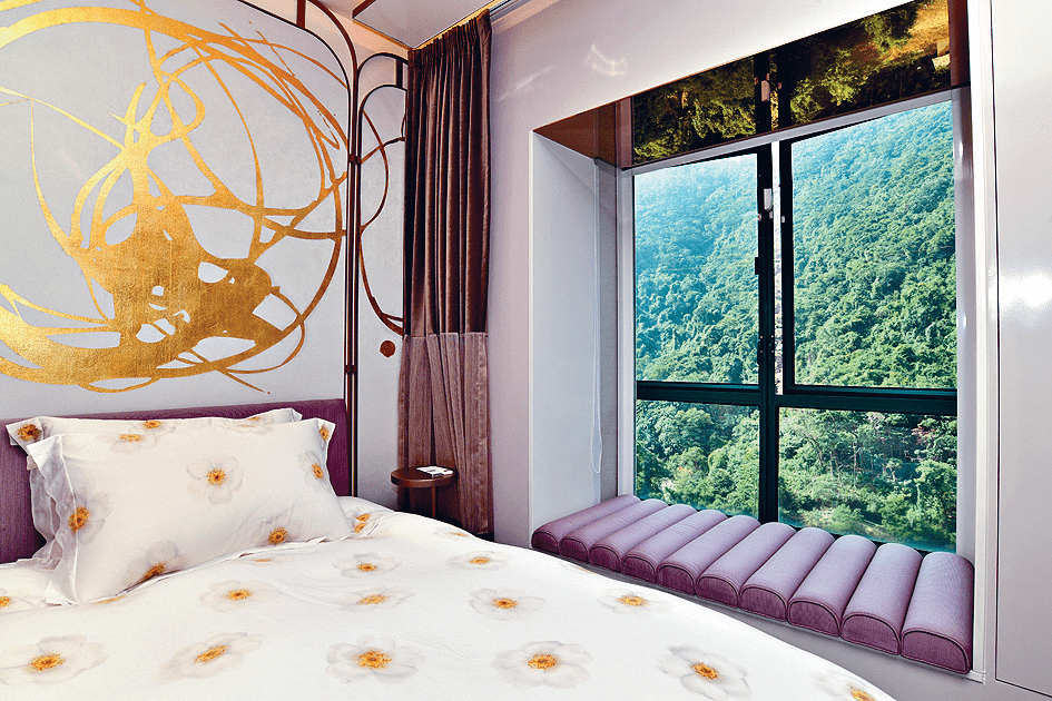 圖中睡房空間寬敞，可望附近翠綠山景。