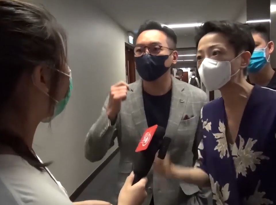 陳淑莊被批評拉扯「點新聞」記者證。點新聞片段截圖