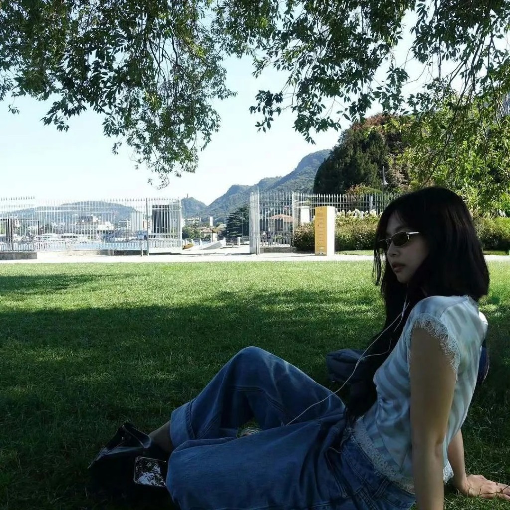 中外红人加持下令有线耳机在内地翻红。微博