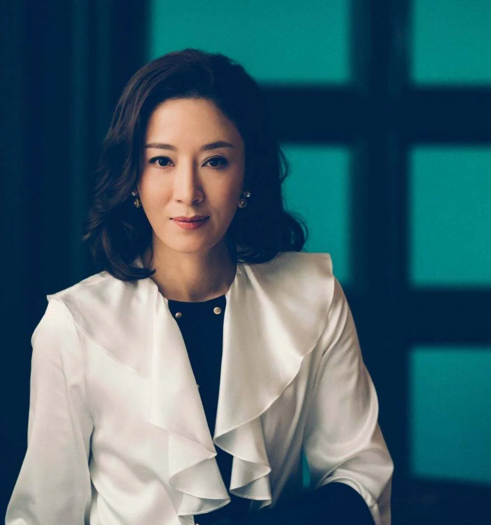 楊茜堯（前名楊怡） 楊茜堯雖然已經離巢TVB，但今年都有一部TVB劇集作品，就是大受中港兩地網民熱捧的《家族榮耀》！楊茜堯再度發揮「黑化」本領，由單純的財經記者主播變成豪門陰險闊太，演技精湛！