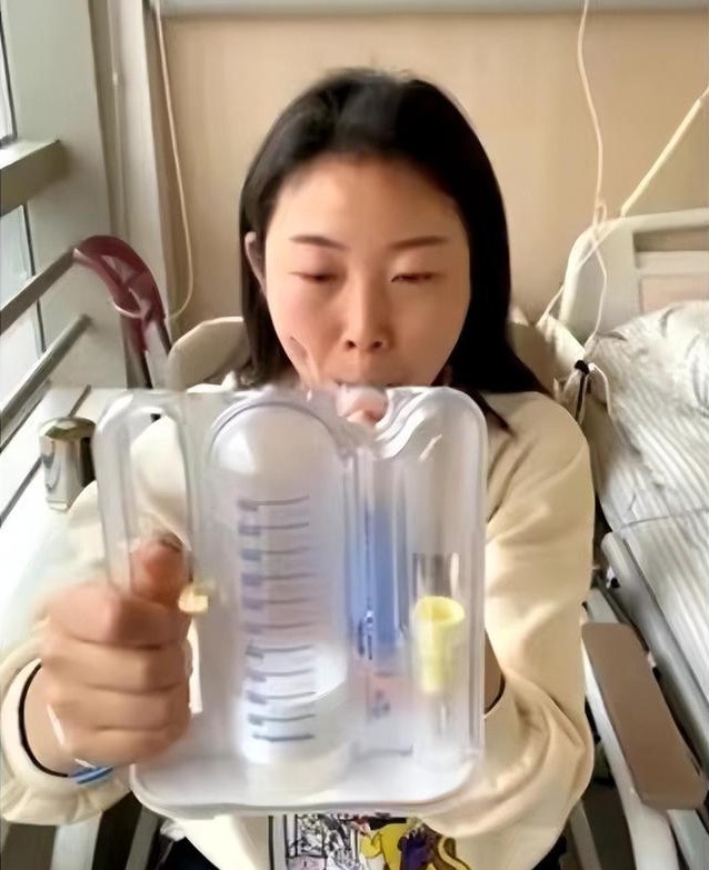 2021年，王梦琳肺癌术前，在医院做肺功能训练时的照片。（图片来源：网上图片）