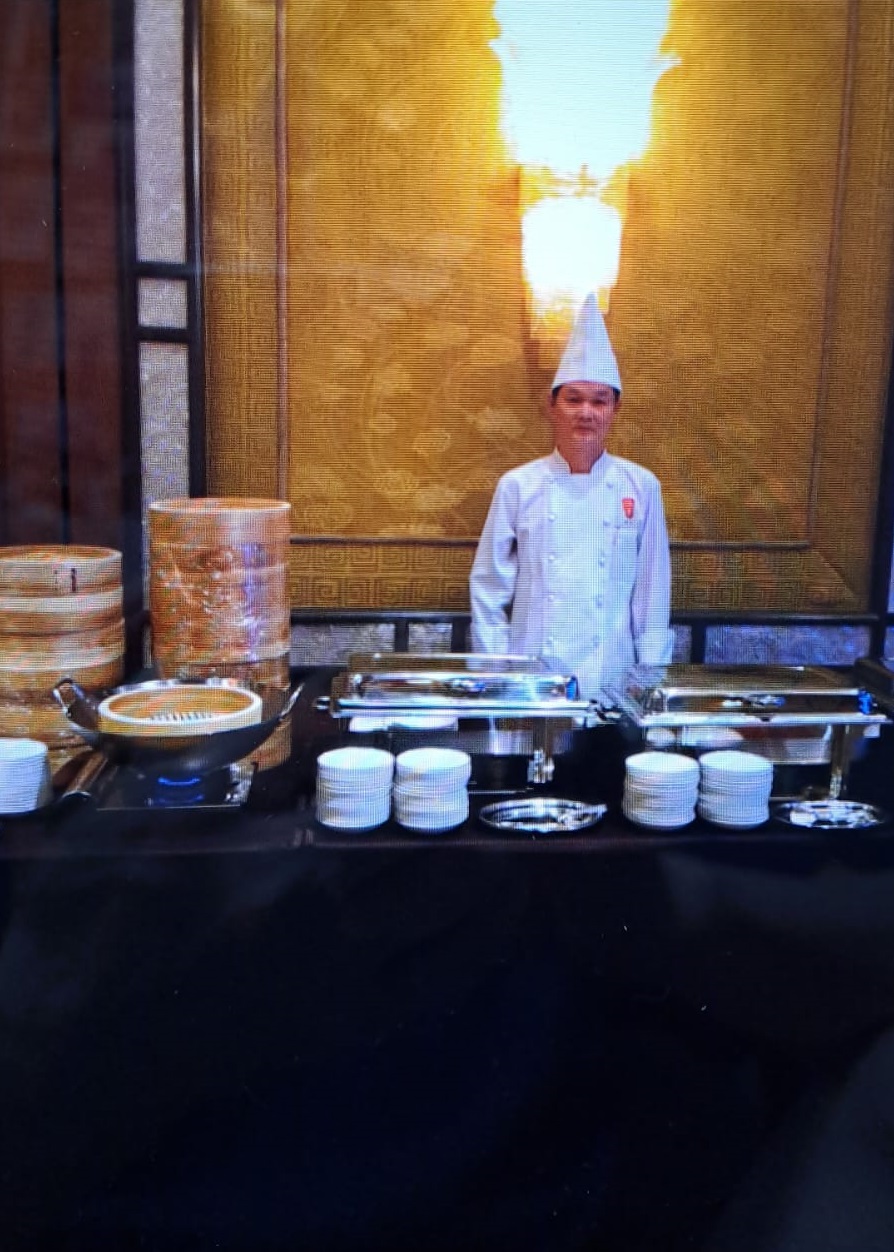 袁師傅在不同酒樓及飯店累積體驗，生涯高峰赴日擔任本港連鎖酒樓集團的中菜總廚