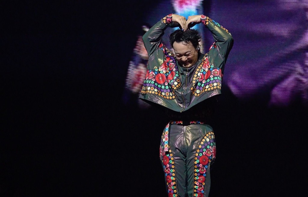 陳奕迅擺出心心Pose回應歌迷。