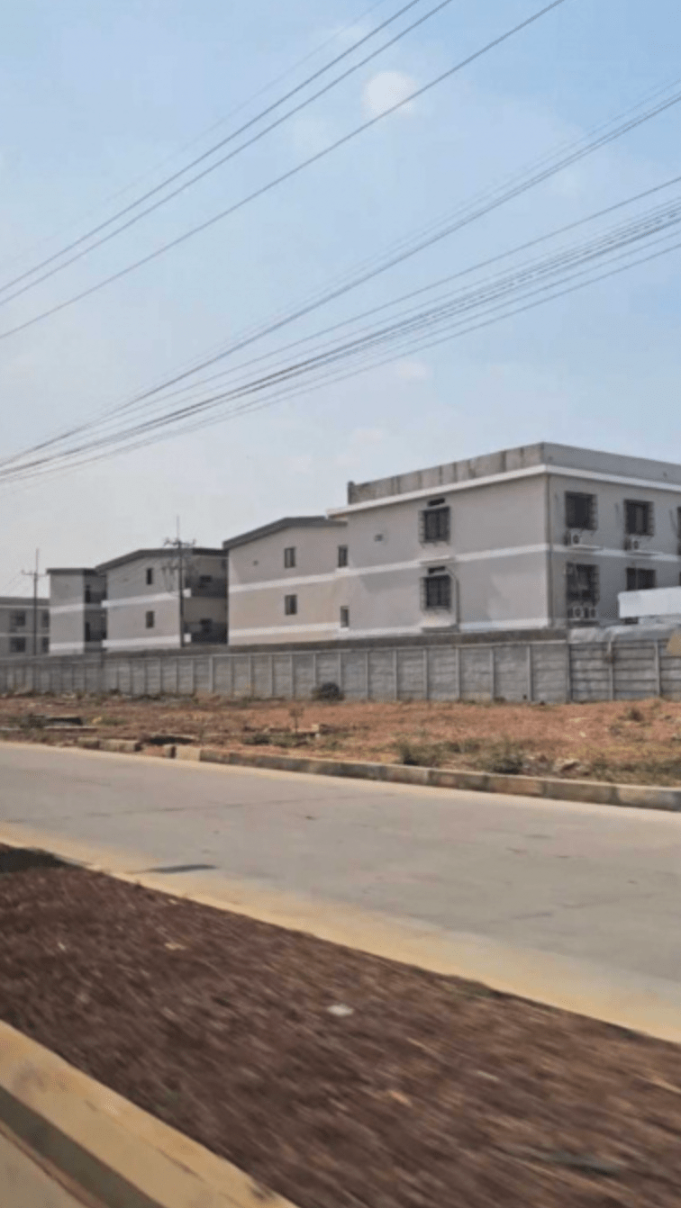 胡杰良日前親赴現場實地視察,並拍攝一段長達10分鐘的影片,園區佔地極廣,核心區域外圍築起高聳圍牆。《中國報》截圖 胡杰良日前親赴現場實地視察,並拍攝一段長達10分鐘的影片,園區佔地極廣,核心區域外圍築起高聳圍牆。《中國報》截圖