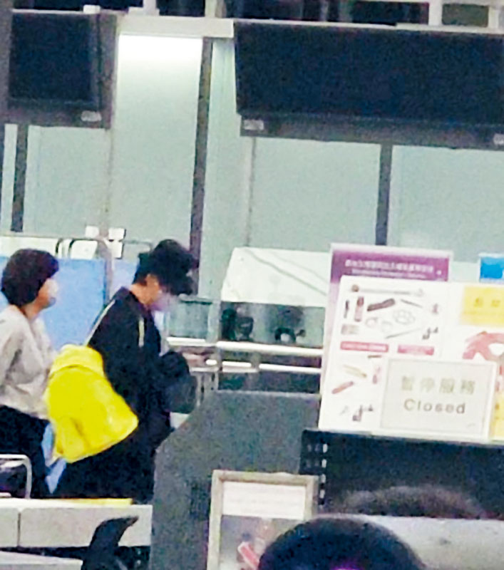 姜濤低調現身機場,由秘密通道出境。
