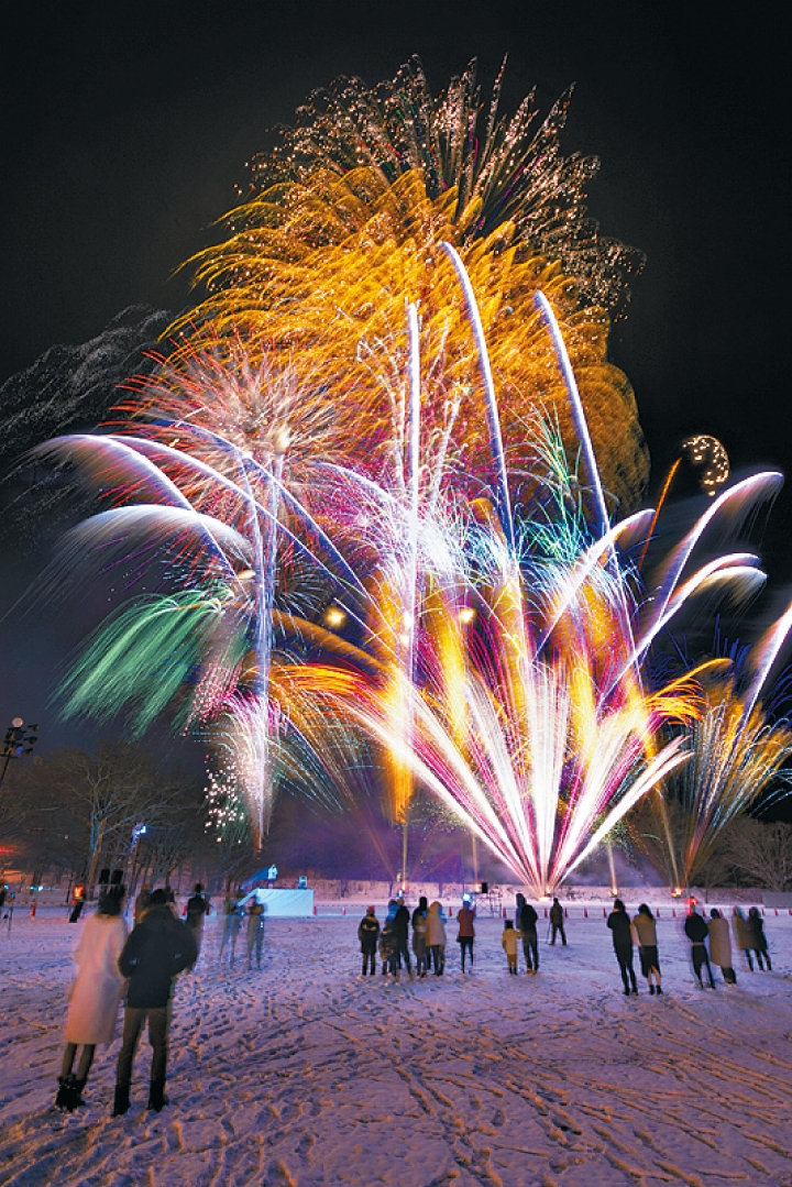 在十和田光之嘉年華檔期的星期六及日,都可在會場欣賞到璀璨的煙花匯演。(圖:十和田奧入瀨觀光機構)