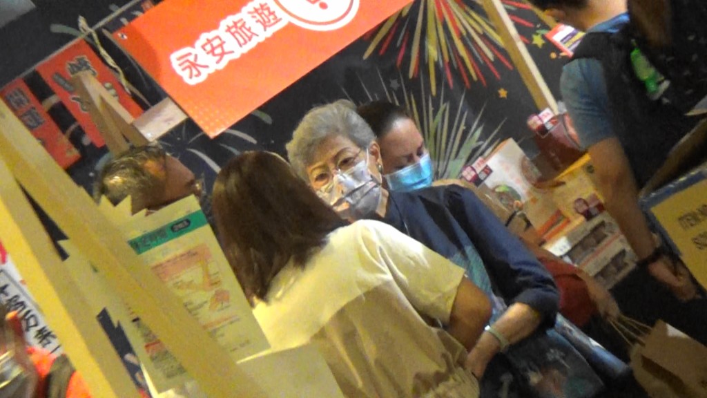 羅蘭姐戴返口罩先同人傾偈。