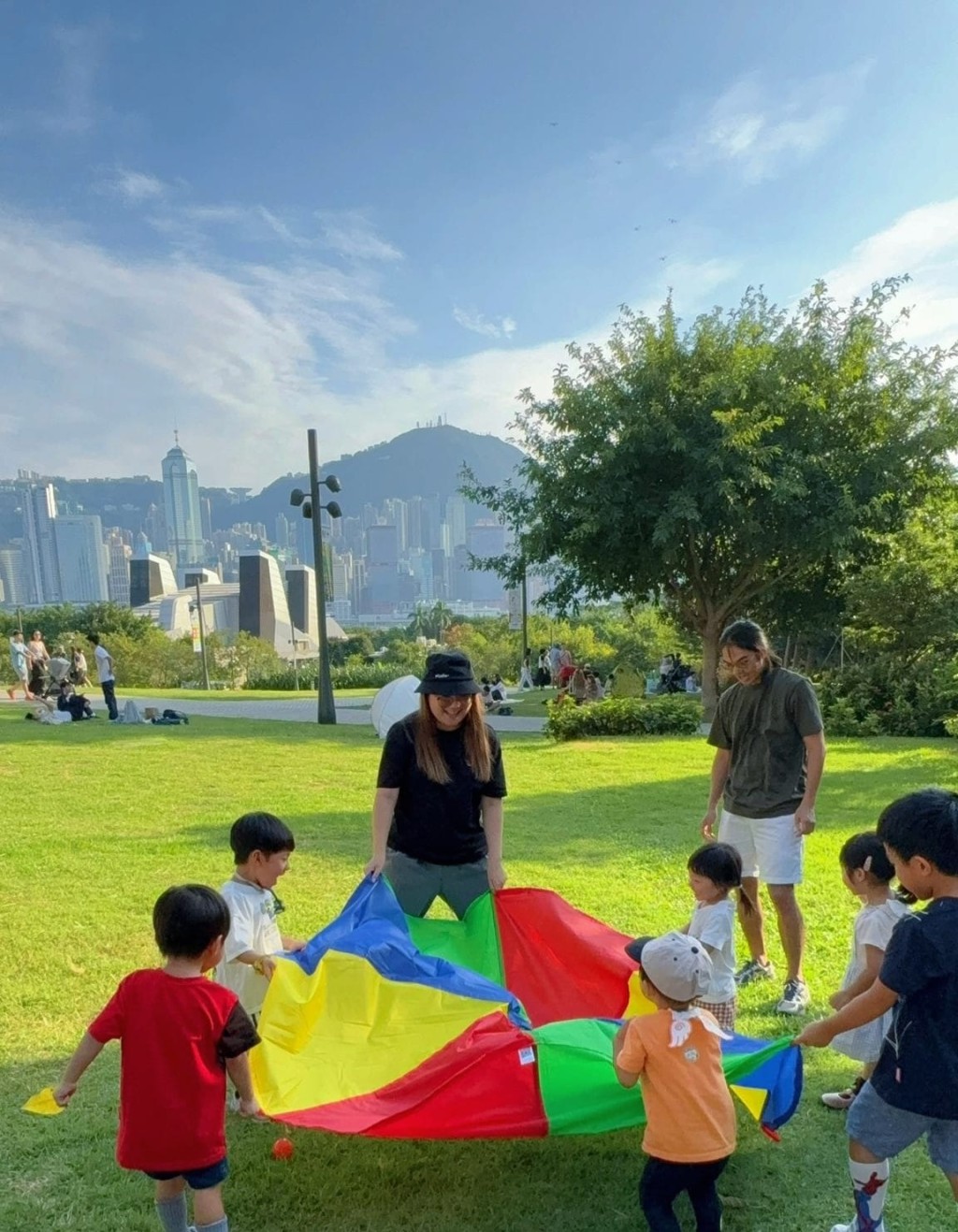 共讀英語繪本後，大夥兒一起玩彩虹傘（圖片來源：受訪者提供）