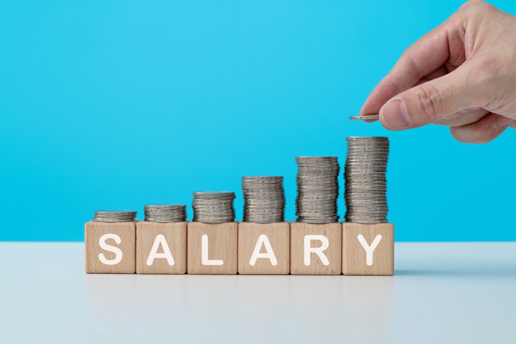 催旺加薪運可鎖定八白財星所在的「正東方」,在該位置擺放水種大葉植物、錢箱,以及八粒黑財神旺財金元寶,以土生金之局催旺財氣。 催旺加薪運可鎖定八白財星所在的「正東方」,在該位置擺放水種大葉植物、錢箱,以及八粒黑財神旺財金元寶,以土生金之局催旺財氣。