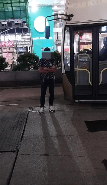 周五晚上網上流傳影片，一名戴黑帽男子站在彌敦道555號對出馬路快線，擋住一輛路線118九巴，久久不離開，造成現場交通阻塞。fb「香港突發事故報料區2.0」群組