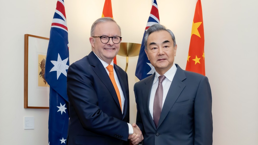 澳洲總理阿爾巴內塞在坎培拉會見到訪的中國外交部長王毅。 新華社