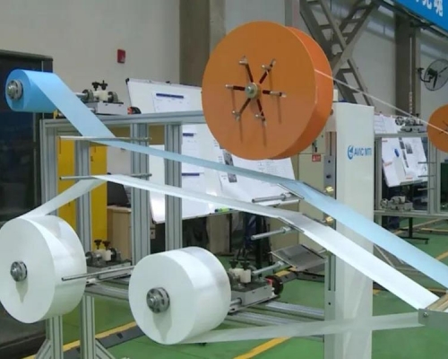 航空员用歼20技术制全自动口罩机，1分钟能产100个。(网图)