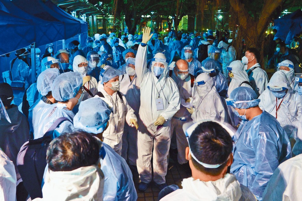 政府「半封」整條葵涌邨,大批穿上保護衣人員到現場圍封及採檢工作。