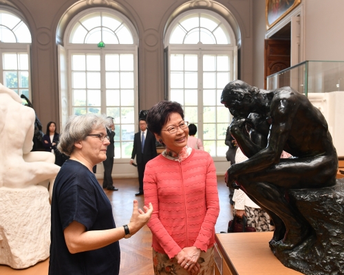 林鄭月娥(右)在巴黎羅丹博物館館長(左)陪同下欣賞館內藏品。