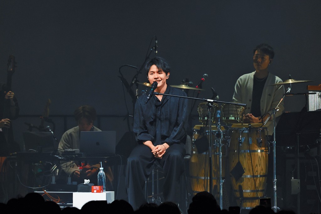 Ian提到在团歌MV都无大头，只想做好本分。