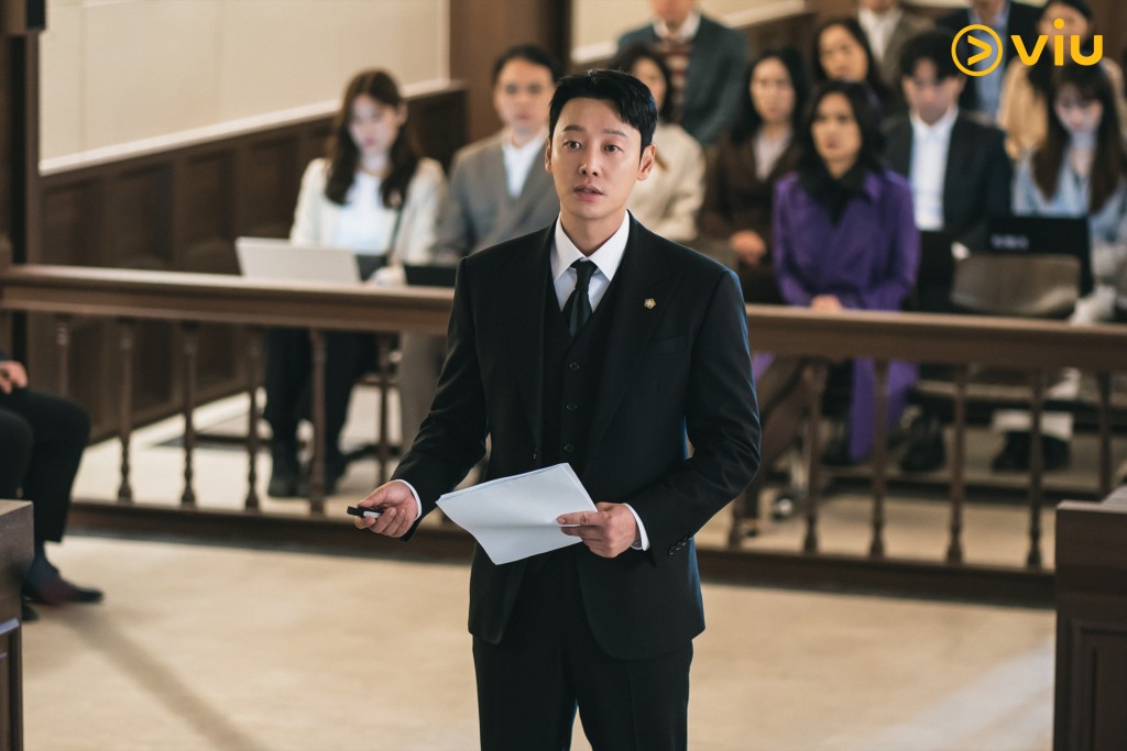 金东旭饰演同情心泛滥的律师韩武英。